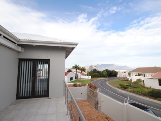 Luxury home in Bloubergstrand, City of Cape Town