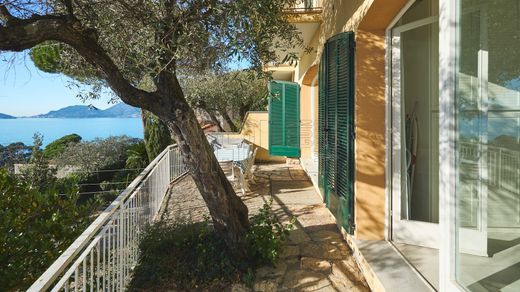 Apartment / Etagenwohnung in Lerici, Provincia di La Spezia