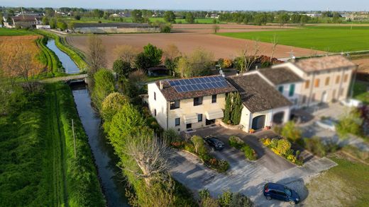 郊区住宅  Asola, 曼托瓦省