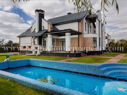 Nouvelle maison moderne dans une petite ville fermée du village de Stoyanka  à Kiev - Prix 950.000