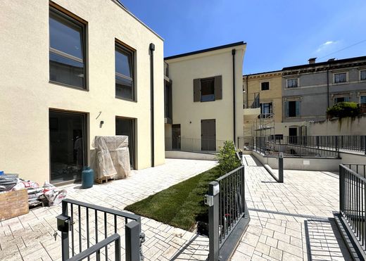 Apartment / Etagenwohnung in Verona, Provincia di Verona