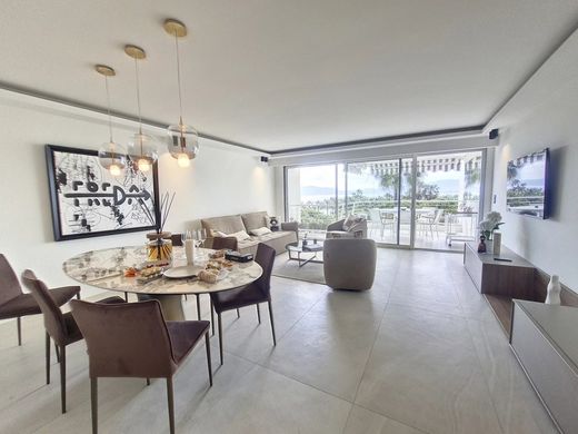 Apartment / Etagenwohnung in Cannes, Alpes-Maritimes