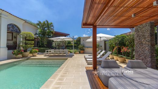 Luxury home in Pozos, Santa Ana