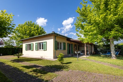 빌라 / 포르테 데이 마르미, Provincia di Lucca
