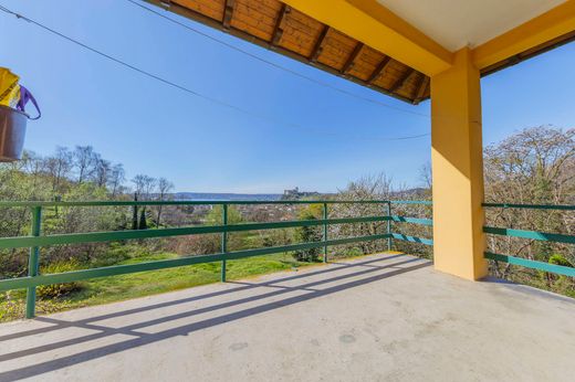 빌라 / Angera, Provincia di Varese