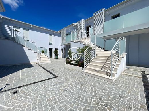 Desenzano del Garda, Provincia di Bresciaのアパートメント