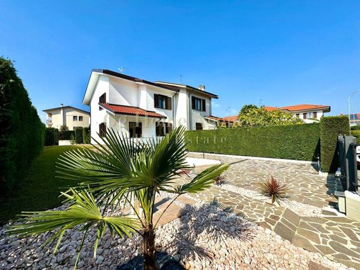 Villa in Bernareggio, Provincia di Monza e della Brianza