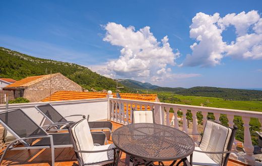 Twee-onder-een-kapwoning in Korčula, Grad Korčula