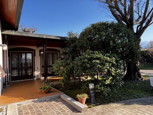 别墅  Airuno, 莱科省