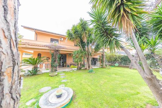 Villa a Pomezia, Roma