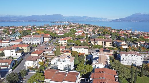 Sirmione, Provincia di Bresciaのアパートメント