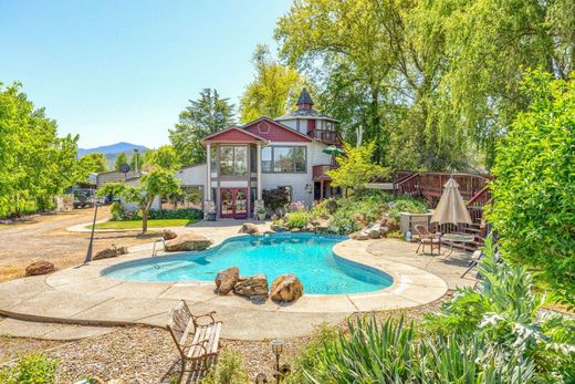 Luxury home in Medford, Jackson County
