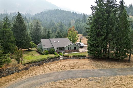 Luxury home in Roseburg, Douglas County