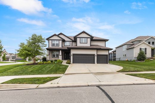Luxury home in Lenexa, Johnson County