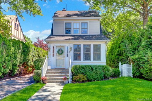 Detached House in Garden City, Nassau County