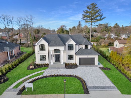 Detached House in Roslyn Heights, Nassau County