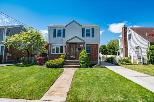 Detached House in Mineola, Nassau County