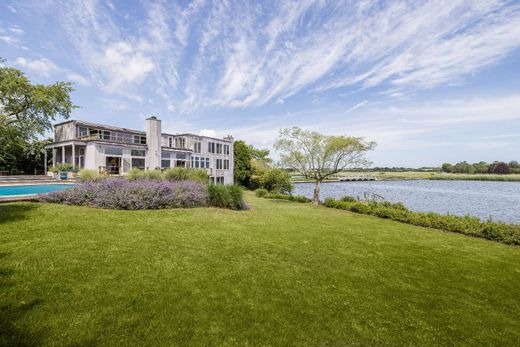 Detached House in Bridgehampton, Suffolk County