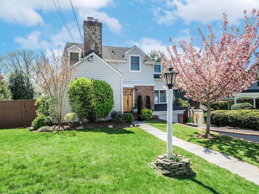 Detached House in Glen Head, Nassau County
