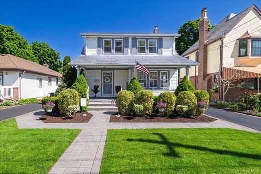 Detached House in Malverne, Nassau County
