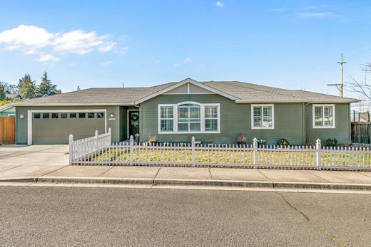 Luxury home in Medford, Jackson County