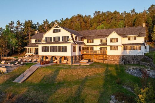 Detached House in La Malbaie, Capitale-Nationale