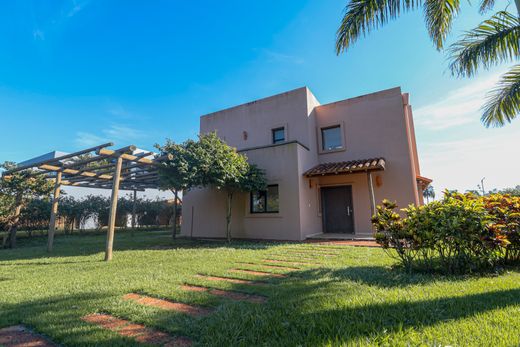 Luxury home in Hernandarias, Departamento del Alto Paraná