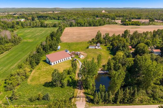 Land in Grenville-sur-la-Rouge, Laurentides