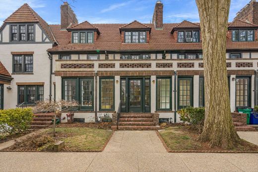 Townhouse in Forest Hills, Queens