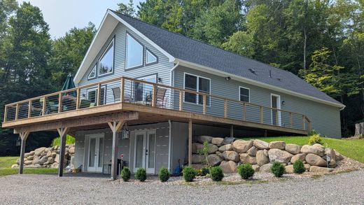 Luxury home in Queensbury, Warren County