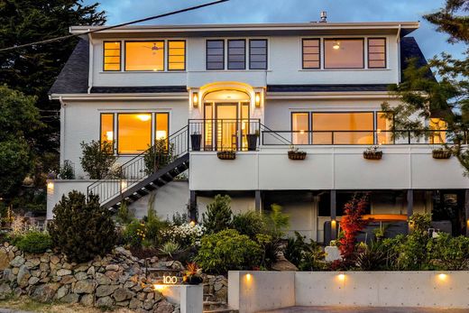 Detached House in Oak Bay, Capital Regional District