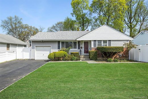 Detached House in Glen Cove, Nassau County