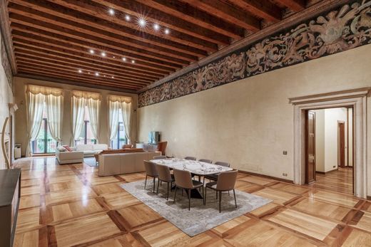 Apartment / Etagenwohnung in Verona, Provincia di Verona