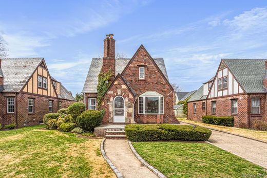 Detached House in Garden City, Nassau County