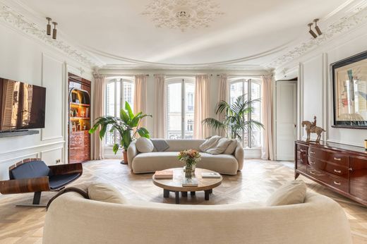 Apartment in Tour Eiffel, Invalides – Ecole Militaire, Saint-Thomas d’Aquin, Paris