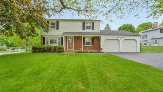 Detached House in Farmington, Ontario County