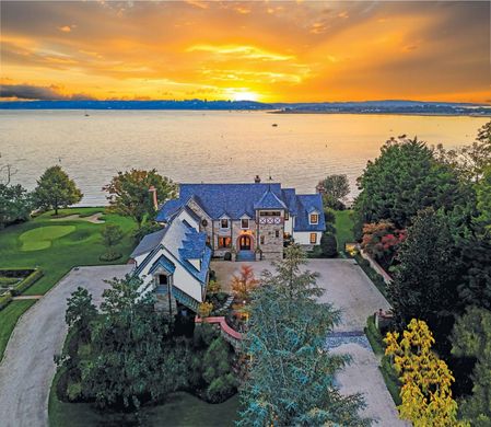 Detached House in Centre Island, Nassau County
