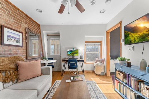Apartment / Etagenwohnung in Somerville, Middlesex County