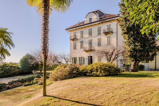 Apartment / Etagenwohnung in Arona, Provincia di Novara