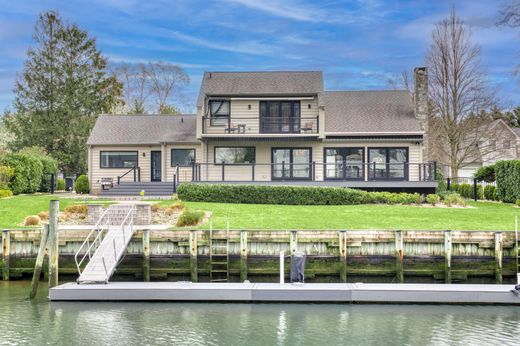 Detached House in Greenport, Suffolk County