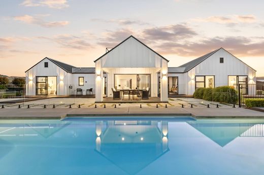 Country House in Waipahihi, Taupo District