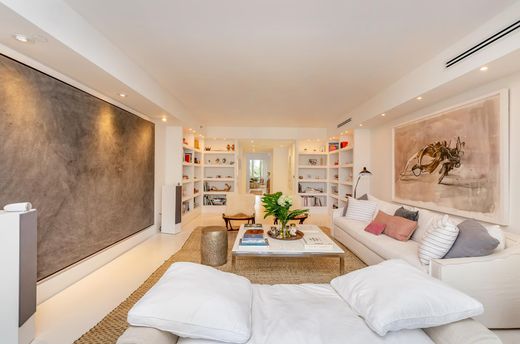 Residential complexes in Key Biscayne, Miami-Dade
