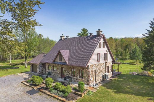 Detached House in Hinchinbrooke, Montérégie