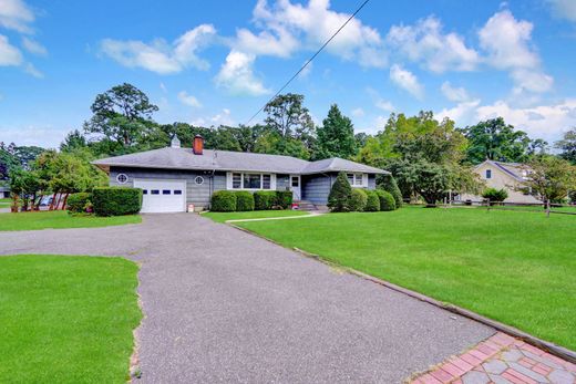 Detached House in Hauppauge, Suffolk County