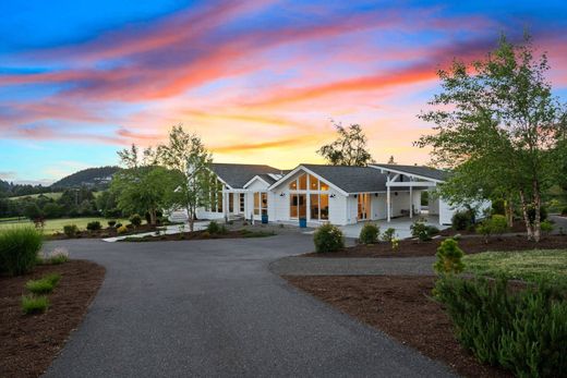 Luxury home in West Linn, Clackamas County