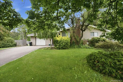 Detached House in Dix Hills, Suffolk County
