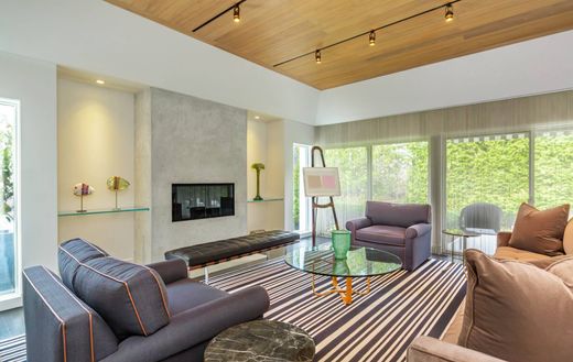 Apartment / Etagenwohnung in Water Mill, Suffolk County