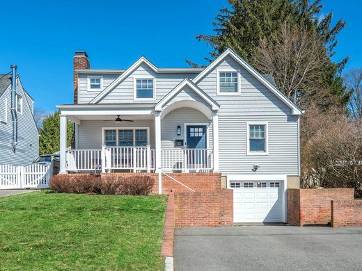 Detached House in Locust Valley, Nassau County