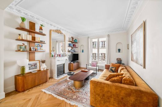 Apartment in Montmartre, Abbesses, Grandes-Carrières, Paris