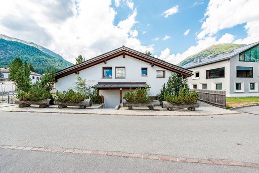 Vrijstaand huis in La Punt Chamues-ch, Region Maloja